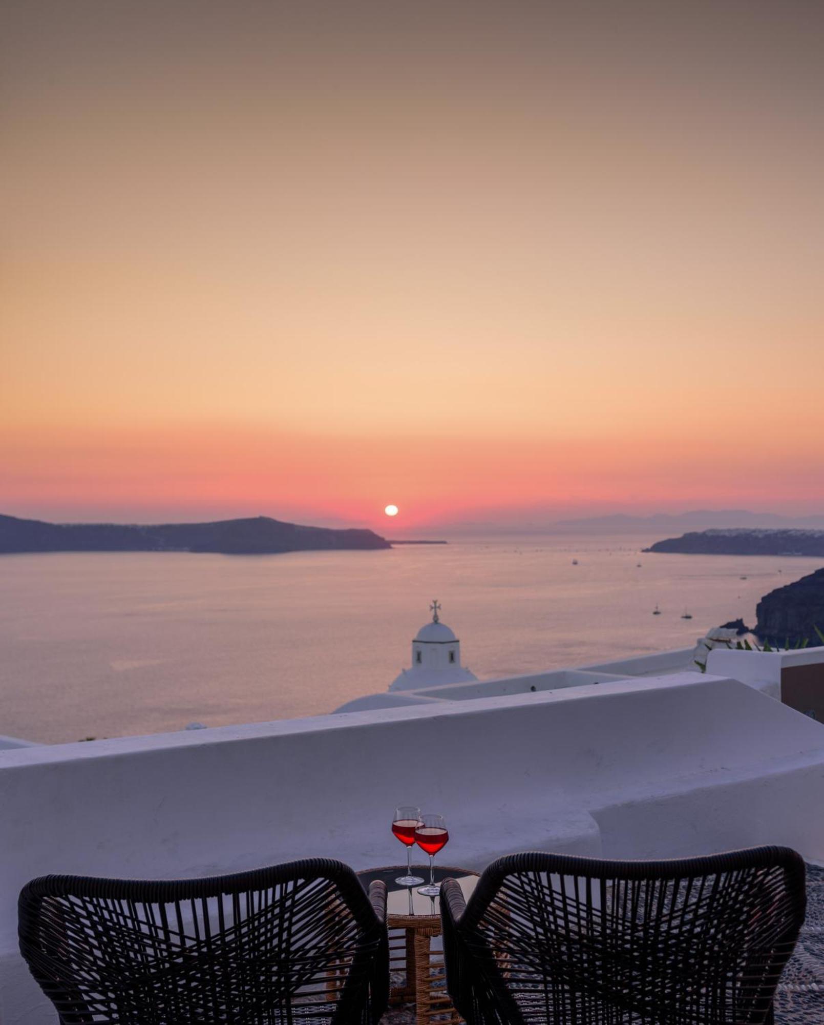 Anemos Family Suites Fira  Exteriör bild